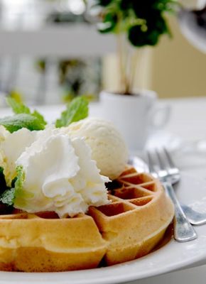 Waffel mit Vanilleeis